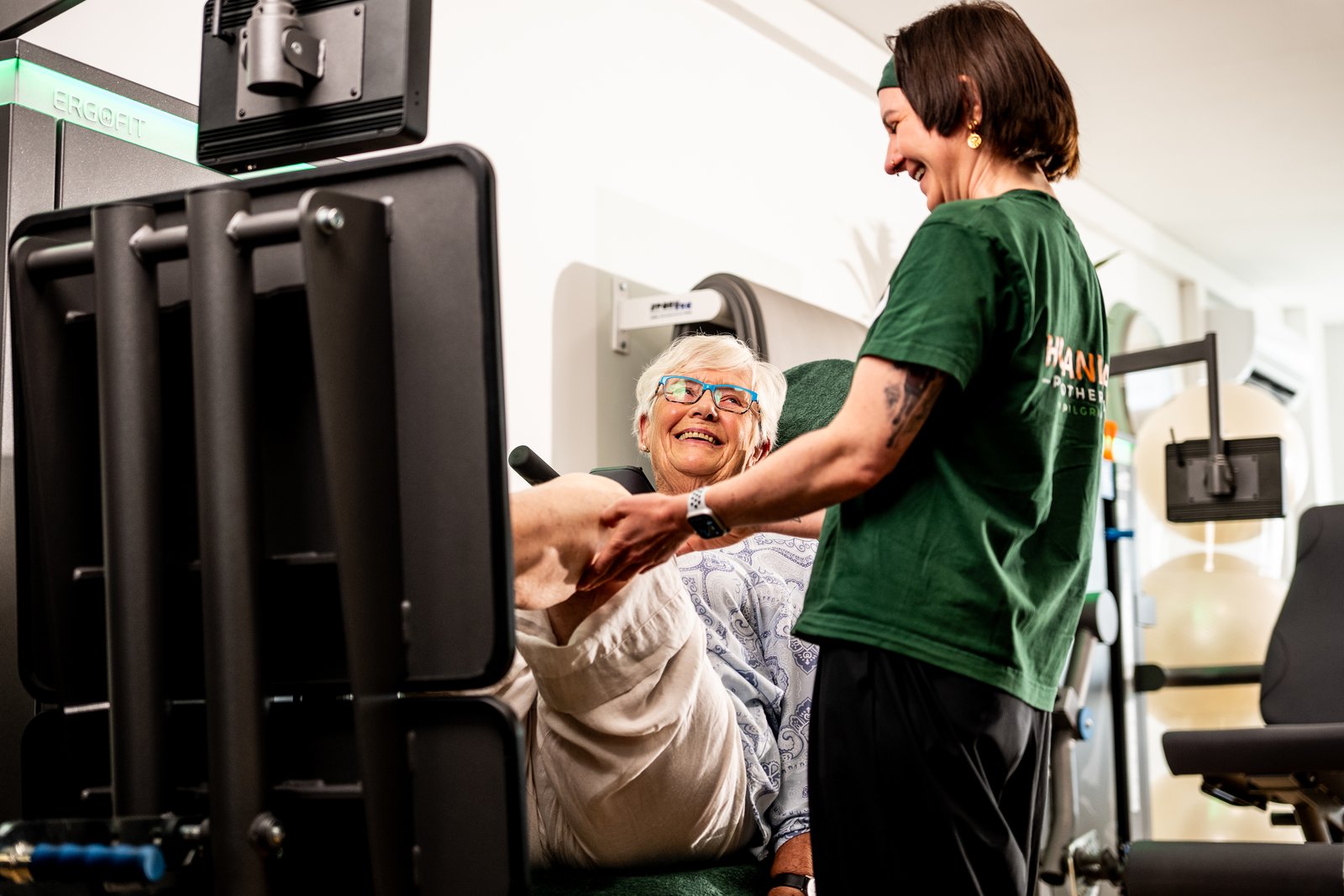 Physiotherapeutin begleitet eine Patientin beim Training am ErgoFit-Gerät in der Praxis Physio Humanitas in Essen-Frohnhausen